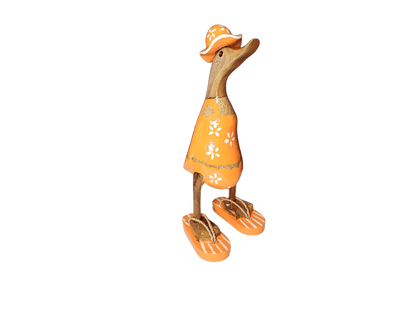 Ente aus Bambus im orangen Blümchen Kleid, mit Flip Flops und Sonnenhut - Höhe ca. 25 cm. Wunderschöne Deko aus Bambuswurzel. Jedes Teil handgefertigt und ein Unikat. Ein Hingucker für Drinnen und Draußen. 