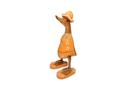 Ente aus Bambus im orangen Blümchen Kleid, mit Flip Flops und Sonnenhut - Höhe ca. 25 cm. Wunderschöne Deko aus Bambuswurzel. Jedes Teil handgefertigt und ein Unikat. Ein Hingucker für Drinnen und Draußen. 