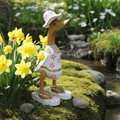 Ente aus Bambus im Blümchen Kleid mit pinken Blümchen, mit Flip Flops und Sonnenhut - Höhe ca. 25 cm. 
Wunderschöne Deko aus Bambuswurzel. Jedes Teil handgefertigt und ein Unikat. Ein Hingucker für Drinnen und Draußen