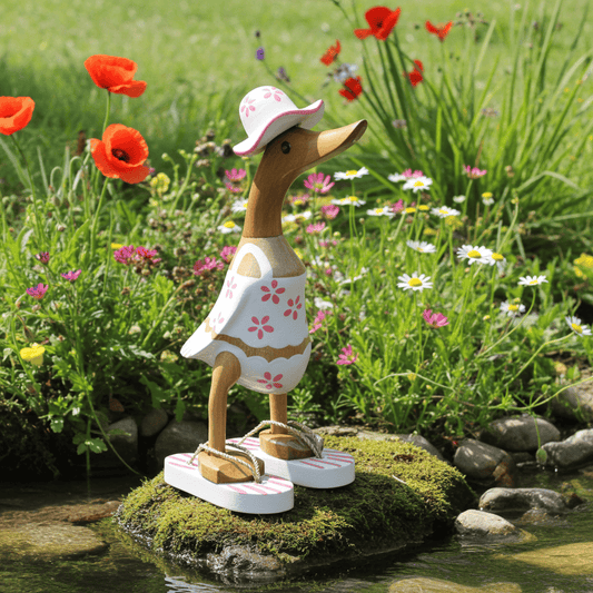 Ente aus Bambus im Blümchen Kleid mit pinken Blümchen, mit Flip Flops und Sonnenhut - Höhe ca. 25 cm. 
Wunderschöne Deko aus Bambuswurzel. Jedes Teil handgefertigt und ein Unikat. Ein Hingucker für Drinnen und Draußen