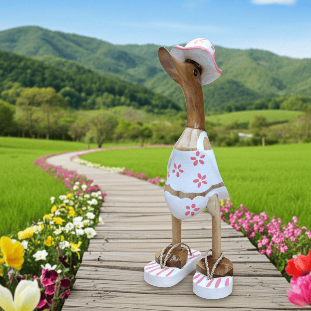 Ente aus Bambus im Blümchen Kleid mit pinken Blümchen, mit Flip Flops und Sonnenhut - Höhe ca. 25 cm. 
Wunderschöne Deko aus Bambuswurzel. Jedes Teil handgefertigt und ein Unikat. Ein Hingucker für Drinnen und Draußen