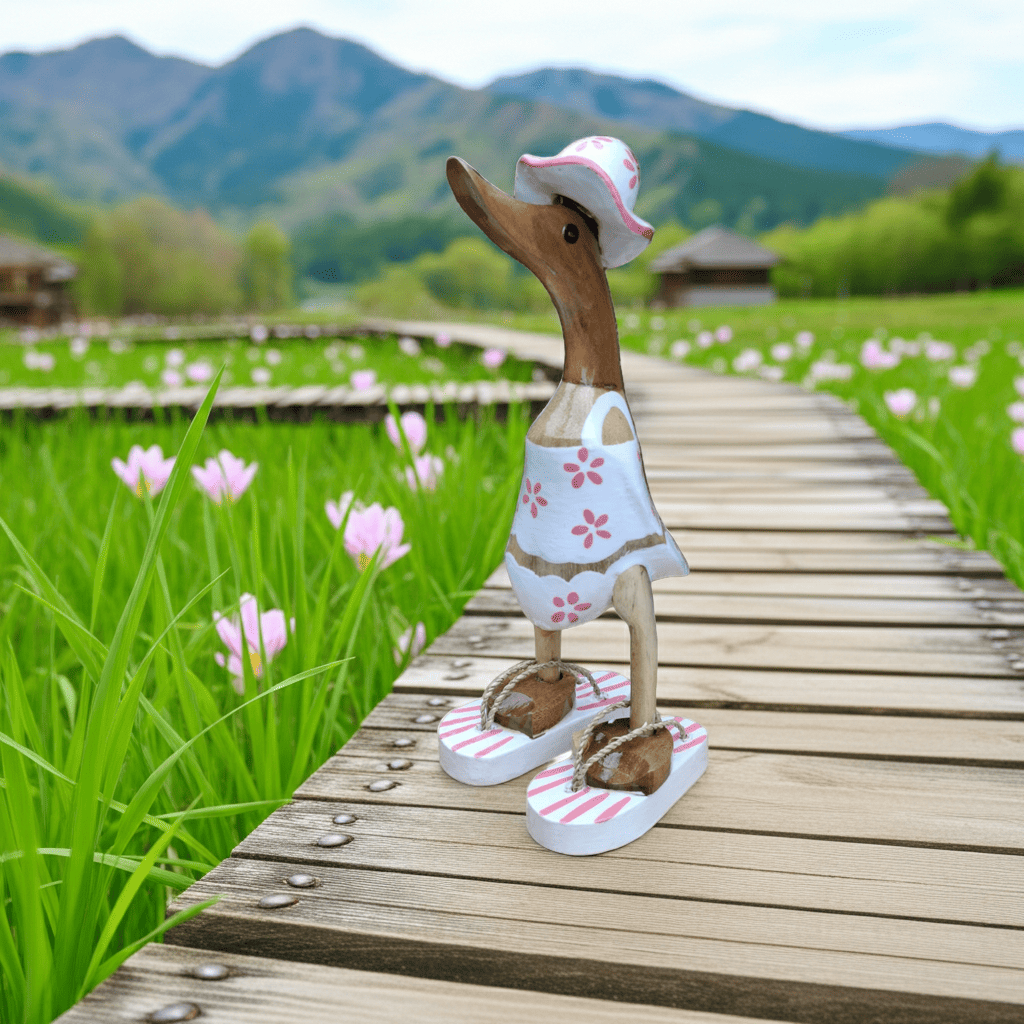 Ente aus Bambus im Blümchen Kleid mit pinken Blümchen, mit Flip Flops und Sonnenhut - Höhe ca. 25 cm. 
Wunderschöne Deko aus Bambuswurzel. Jedes Teil handgefertigt und ein Unikat. Ein Hingucker für Drinnen und Draußen