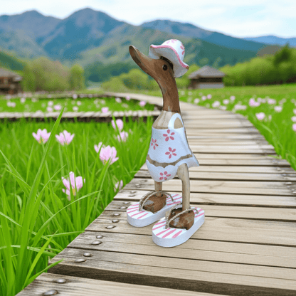 Ente aus Bambus im Blümchen Kleid mit pinken Blümchen, mit Flip Flops und Sonnenhut - Höhe ca. 25 cm. 
Wunderschöne Deko aus Bambuswurzel. Jedes Teil handgefertigt und ein Unikat. Ein Hingucker für Drinnen und Draußen