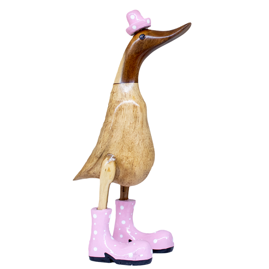 Holz Ente mit Hut und Stiefeln in rosa - Höhe ca. 40 cm. Jedes Teil handgefertigt und ein Unikat. Die Bambusenten sind ein Deko Hingucker für Drinnen und Draußen. Zudem stehen die Enten aus Bambus für Familie, Treue & Liebe und Holz für Wachstum. So macht es sie dadurch auch zu einem bedeutungsvollen Geschenk für einen lieben Menschen.
Maße: H ca. 40 cm
Material: Bambus, Holz
Farbe: natur / rosa
Ursprung: Indonesien