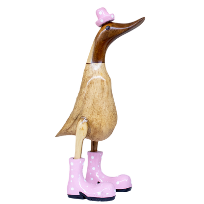 Holz Ente mit Hut und Stiefeln in rosa - Höhe ca. 40 cm. Jedes Teil handgefertigt und ein Unikat. Die Bambusenten sind ein Deko Hingucker für Drinnen und Draußen. Zudem stehen die Enten aus Bambus für Familie, Treue & Liebe und Holz für Wachstum. So macht es sie dadurch auch zu einem bedeutungsvollen Geschenk für einen lieben Menschen.
Maße: H ca. 40 cm
Material: Bambus, Holz
Farbe: natur / rosa
Ursprung: Indonesien
