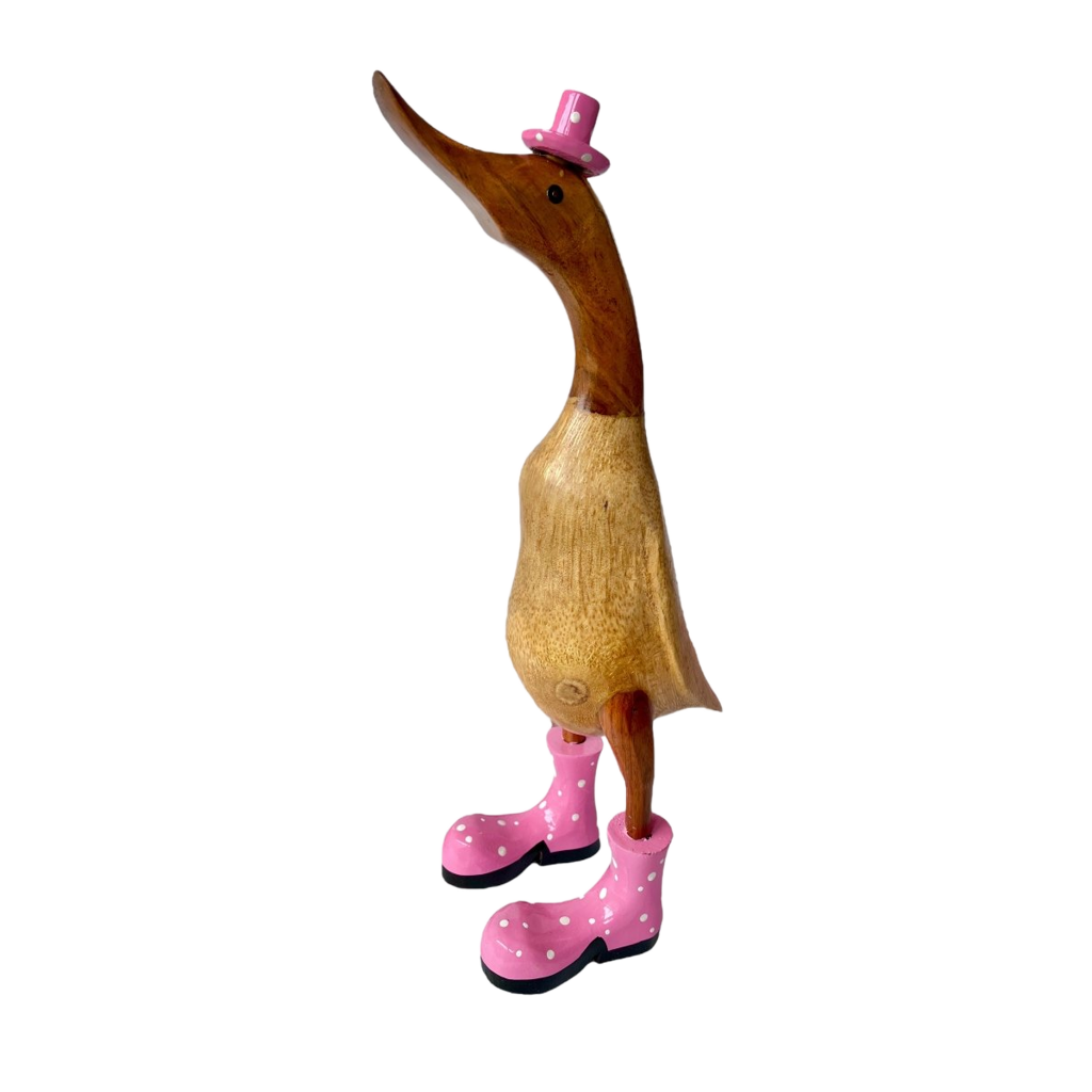 Holz Ente mit Hut und Stiefeln in rosa - Höhe ca. 40 cm. Jedes Teil handgefertigt und ein Unikat. Die Bambusenten sind ein Deko Hingucker für Drinnen und Draußen. Zudem stehen die Enten aus Bambus für Familie, Treue & Liebe und Holz für Wachstum. So macht es sie dadurch auch zu einem bedeutungsvollen Geschenk für einen lieben Menschen.
Maße: H ca. 40 cm
Material: Bambus, Holz
Farbe: natur / rosa
Ursprung: Indonesien