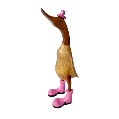Holz Ente mit Hut und Stiefeln in rosa - Höhe ca. 40 cm. Jedes Teil handgefertigt und ein Unikat. Die Bambusenten sind ein Deko Hingucker für Drinnen und Draußen. Zudem stehen die Enten aus Bambus für Familie, Treue & Liebe und Holz für Wachstum. So macht es sie dadurch auch zu einem bedeutungsvollen Geschenk für einen lieben Menschen.
Maße: H ca. 40 cm
Material: Bambus, Holz
Farbe: natur / rosa
Ursprung: Indonesien