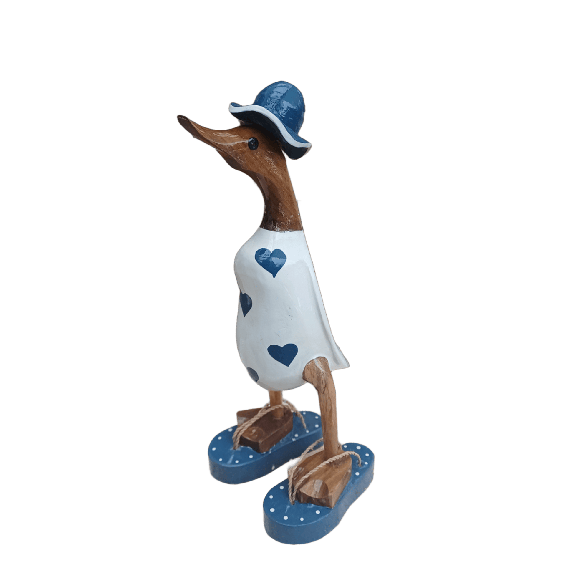 Ente aus Bambus - mit blauen Herzen, blauen Flip Flops und Sonnenhut und einer Höhe von 25 cm. Wunderschöne Deko aus Bambuswurzel. Jedes Teil handgefertigt und ein Unikat. Ein Hingucker für Drinnen und Draußen. 
Ente mit Sonnenhut und Flip Flops in weiß u. blau - Farbe: natur / weiß / blau - Material: Bambus - Maße: Höhe 25 cm - Ursprung: Indonesien. Das Bild ist KI-generiert