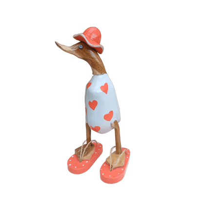 Ente aus Bambus - mit orangen Herzen, orangen Flip Flops und Sonnenhut und einer Höhe von 25 cm. Wunderschöne Deko aus Bambuswurzel. Jedes Teil handgefertigt und ein Unikat. Ein Hingucker für Drinnen und Draußen. 
Ente mit Sonnenhut und Flip Flops in weiß u. orange - Farbe: natur / weiß / orange - Material: Bambus - Maße: Höhe 25 cm. Ursprung: Indonesien. 