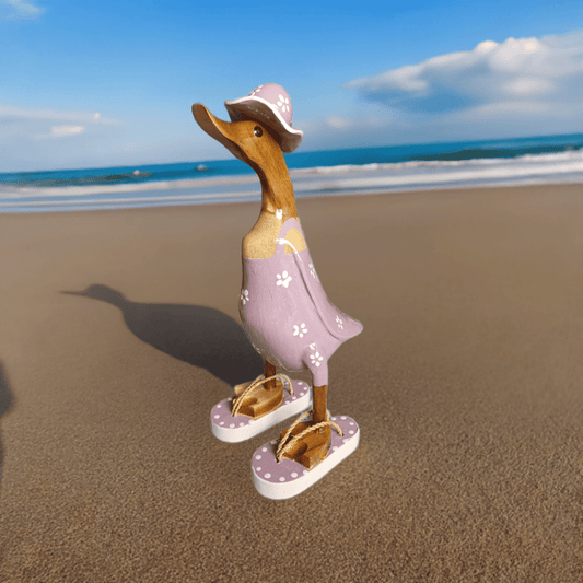 Ente aus Bambus im flieder Blümchen Kleid, mit Flip Flops und Sonnenhut - Höhe ca. 25 cm. 
Wunderschöne Deko aus Bambuswurzel. Jedes Teil handgefertigt und ein Unikat. Ein Hingucker für Drinnen und Draußen