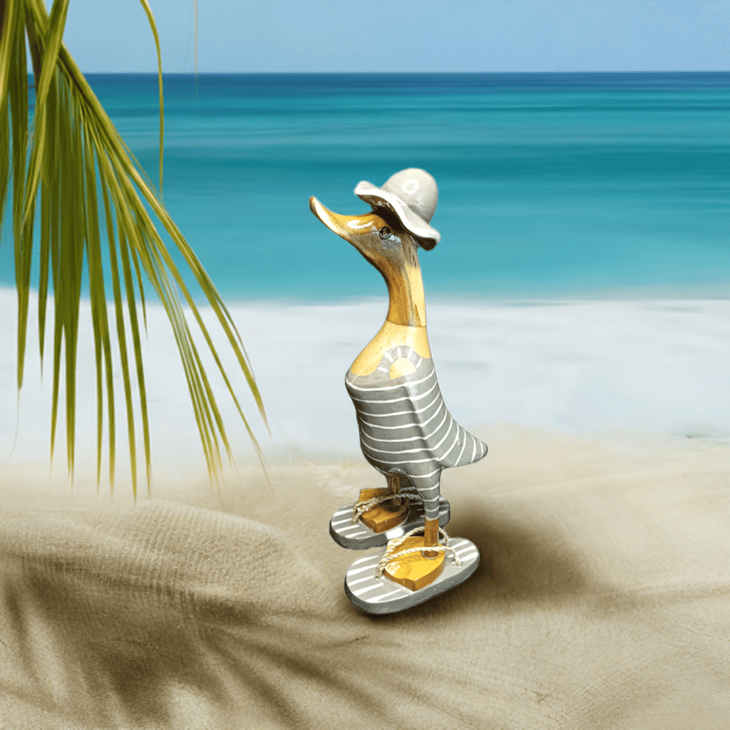 Strandente aus Bambus im grauen Badeanzug mit weissen Streifen, Sonnenhut und Flip Flops - Höhe ca. 25 cm. Wunderschöne Deko aus Bambuswurzel. Jedes Teil handgefertigt und ein Unikat. Ein Hingucker für Drinnen und Draußen