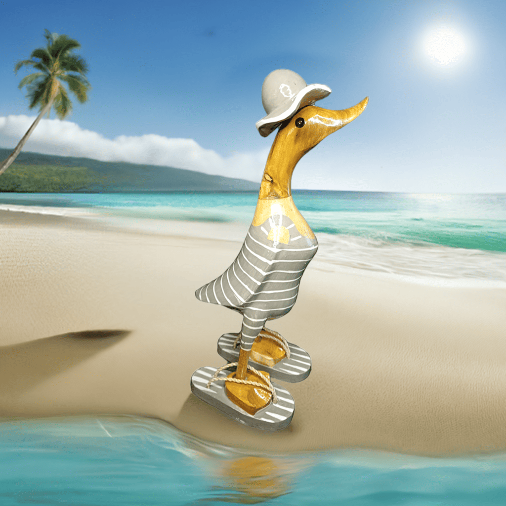 Strandente aus Bambus im grauen Badeanzug mit weissen Streifen, Sonnenhut und Flip Flops - Höhe ca. 25 cm. Wunderschöne Deko aus Bambuswurzel. Jedes Teil handgefertigt und ein Unikat. Ein Hingucker für Drinnen und Draußen