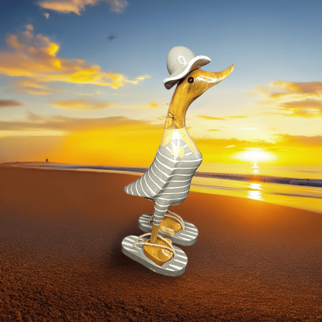 Strandente aus Bambus im grauen Badeanzug mit weissen Streifen, Sonnenhut und Flip Flops - Höhe ca. 25 cm. Wunderschöne Deko aus Bambuswurzel. Jedes Teil handgefertigt und ein Unikat. Ein Hingucker für Drinnen und Draußen