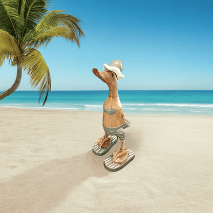 Strandente aus Bambus im grauen Bikini mit weissen Streifen, Sonnenhut und Flip Flops - Höhe ca. 25 cm. 
Wunderschöne Deko aus Bambuswurzel. Jedes Teil handgefertigt und ein Unikat. Ein Hingucker für Drinnen und Draußen