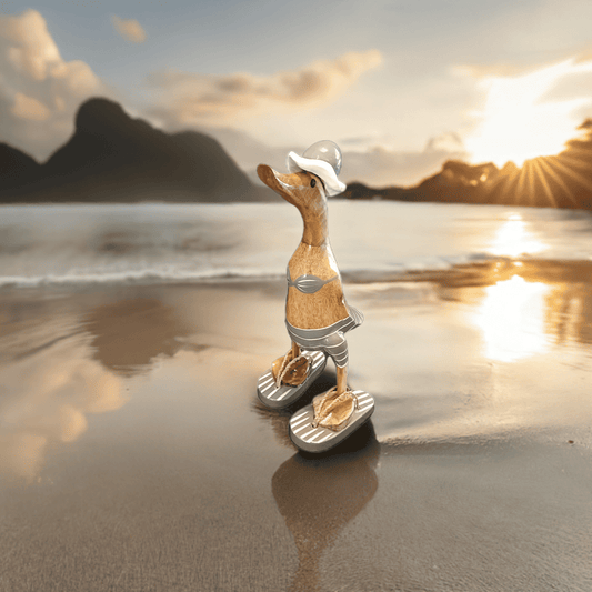 Strandente aus Bambus im grauen Bikini mit weissen Streifen, Sonnenhut und Flip Flops - Höhe ca. 25 cm. 
Wunderschöne Deko aus Bambuswurzel. Jedes Teil handgefertigt und ein Unikat. Ein Hingucker für Drinnen und Draußen