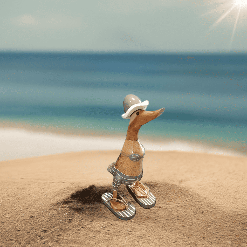 Strandente aus Bambus im grauen Bikini mit weissen Streifen, Sonnenhut und Flip Flops - Höhe ca. 25 cm. 
Wunderschöne Deko aus Bambuswurzel. Jedes Teil handgefertigt und ein Unikat. Ein Hingucker für Drinnen und Draußen