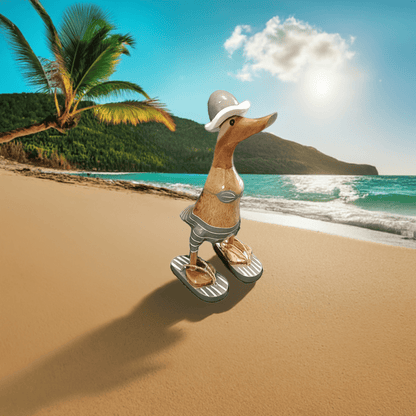 Strandente aus Bambus im grauen Bikini mit weissen Streifen, Sonnenhut und Flip Flops - Höhe ca. 25 cm. 
Wunderschöne Deko aus Bambuswurzel. Jedes Teil handgefertigt und ein Unikat. Ein Hingucker für Drinnen und Draußen