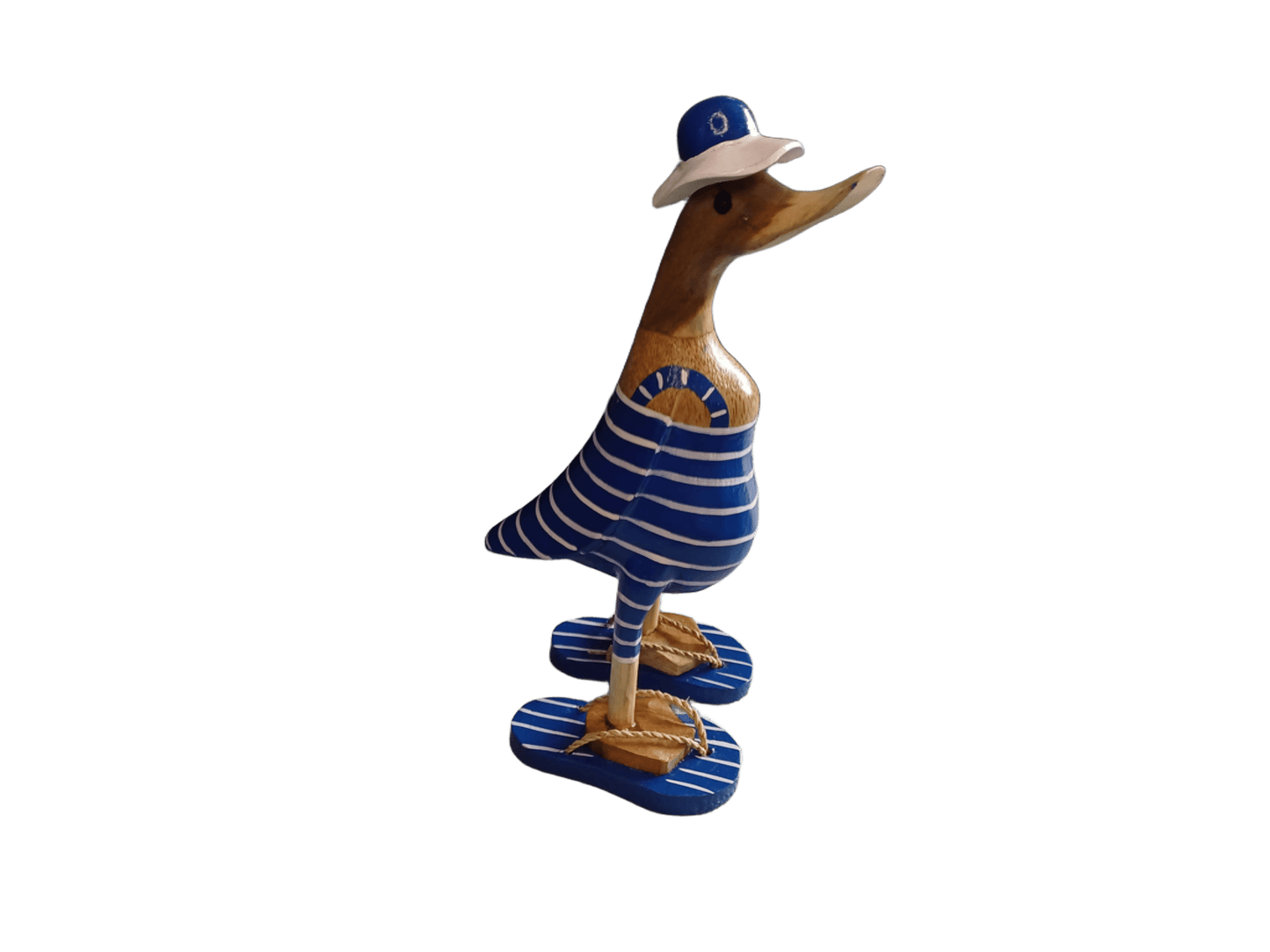 Ente aus Bambus mit Badeanzug, blauen Flip Flops, Sonnenhut und einer Höhe von ca. 25 cm. 
Wunderschöne Deko aus Bambuswurzel. Jedes Teil handgefertigt und ein Unikat. Ein Hingucker für Drinnen und Draußen