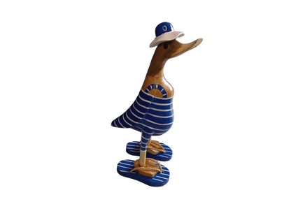 Ente aus Bambus mit Badeanzug, blauen Flip Flops, Sonnenhut und einer Höhe von ca. 25 cm. 
Wunderschöne Deko aus Bambuswurzel. Jedes Teil handgefertigt und ein Unikat. Ein Hingucker für Drinnen und Draußen