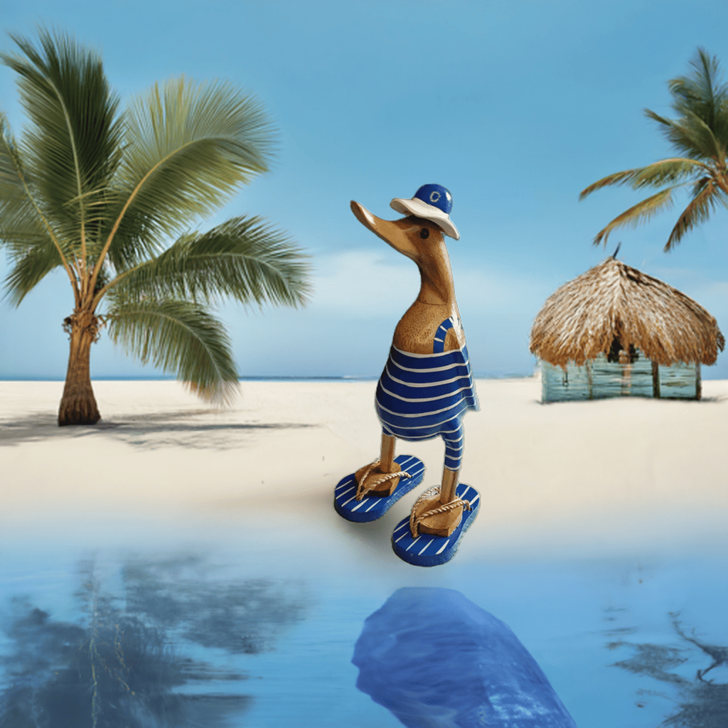 Ente aus Bambus mit Badeanzug, blauen Flip Flops, Sonnenhut und einer Höhe von ca. 25 cm. 
Wunderschöne Deko aus Bambuswurzel. Jedes Teil handgefertigt und ein Unikat. Ein Hingucker für Drinnen und Draußen