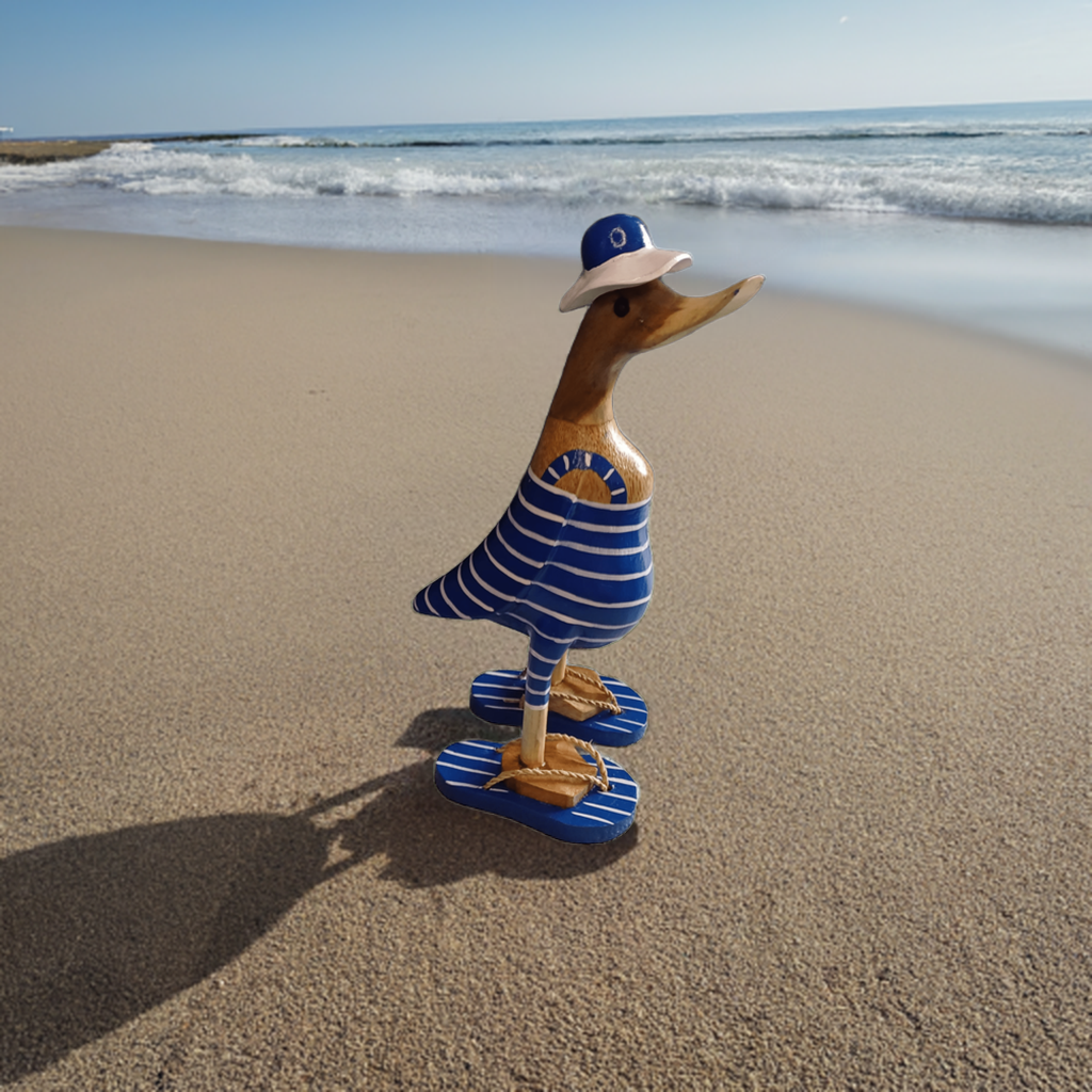 Ente aus Bambus mit Badeanzug, blauen Flip Flops, Sonnenhut und einer Höhe von ca. 25 cm. 
Wunderschöne Deko aus Bambuswurzel. Jedes Teil handgefertigt und ein Unikat. Ein Hingucker für Drinnen und Draußen