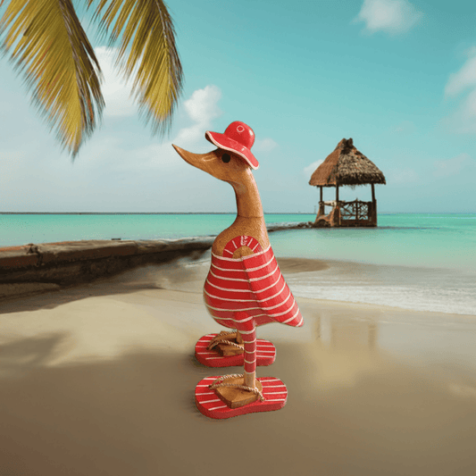 Ente aus Bambus im Badeanzug, roten Flip Flops, Sonnenhut und einer Höhe von ca. 25 cm. 
Wunderschöne Deko aus Bambuswurzel. Jedes Teil handgefertigt und ein Unikat. Ein Hingucker für Drinnen und Draußen