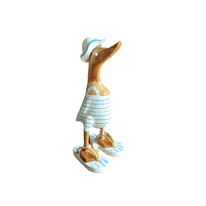 Strandente aus Bambus im weißen Badeanzug mit hellblauen Streifen, Sonnenhut und Flip Flops - Höhe ca. 25 cm. Wunderschöne Deko aus Bambuswurzel. Jedes Teil handgefertigt und ein Unikat. Ein Hingucker für Drinnen und Draußen