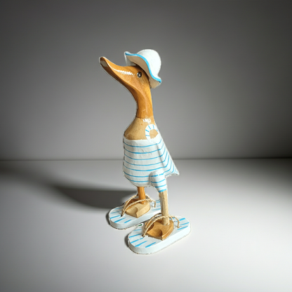 Strandente aus Bambus im weißen Badeanzug mit hellblauen Streifen, Sonnenhut und Flip Flops - Höhe ca. 25 cm. Wunderschöne Deko aus Bambuswurzel. Jedes Teil handgefertigt und ein Unikat. Ein Hingucker für Drinnen und Draußen