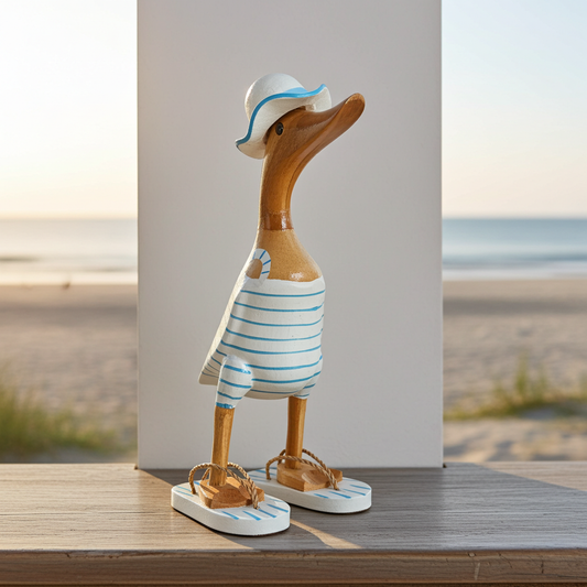 Strandente aus Bambus im weißen Badeanzug mit hellblauen Streifen, Sonnenhut und Flip Flops - Höhe ca. 25 cm. Wunderschöne Deko aus Bambuswurzel. Jedes Teil handgefertigt und ein Unikat. Ein Hingucker für Drinnen und Draußen