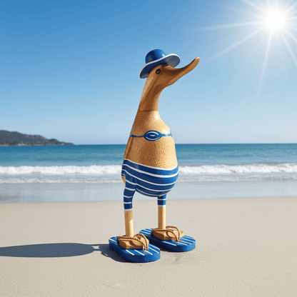 Ente aus Bambus - mit blauen Flip Flops, Hut und Bikini - Höhe ca. 25 cm. 
Wunderschöne Deko aus Bambuswurzel. Jedes Teil handgefertigt und ein Unikat. Ein Hingucker für Drinnen und Draußen.