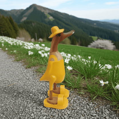 Ente aus Bambus mit Badeanzug und Sonnenhut und Badelatschen in Gelb. Höhe ca. 25 cm.
Wunderschöne Deko aus Bambuswurzel. Jedes Teil handgefertigt und ein Unikat. Ein Hingucker für Drinnen und Draußen.
Ente mit Badeanzug, Sonnenhut und Badelatschen in Gelb
Farbe: natur / gelb
Material: Bambus
Maße: Höhe 25 cm
Ursprung: Indonesien