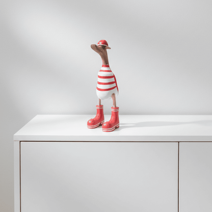 Ente aus Bambus mit Basecap und Turnschuhen - rot geringelt in einer Höhe von ca. 25 cm - Wunderschöne Deko aus Bambuswurzel. Jedes Teil handgefertigt und ein Unikat. Ein Hingucker für Drinnen und Draußen. 
Ente mit Basecap und Turnschuhen rot geringelt - Farbe: natur / rot / weiß - 
Material: Bambus - Maße: Höhe 25 cm - 
Ursprung: Indonesien