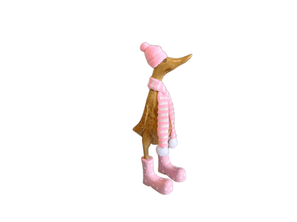 Ente mit Pudelmütze, Schal und Stiefeln aus Bambus in rosa ca. 25 cm.
Wunderschöne Deko aus Bambuswurzel. Jedes Teil ist handgefertigt und ein Unikat aus Bali. Ein wahrer Hingucker für Drinnen und Draußen.