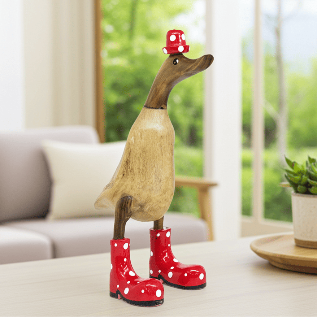 Ente aus Bambus mit roten Stiefeln und Hut in einer Höhe von ca. 25 cm. 
Wunderschöne Deko aus Bambuswurzel. Jedes Teil handgefertigt und ein Unikat. Ein Hingucker für Drinnen und Draußen