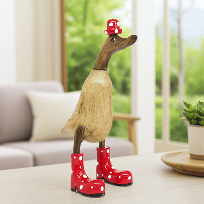 Ente aus Bambus mit roten Stiefeln und Hut in einer Höhe von ca. 25 cm. 
Wunderschöne Deko aus Bambuswurzel. Jedes Teil handgefertigt und ein Unikat. Ein Hingucker für Drinnen und Draußen