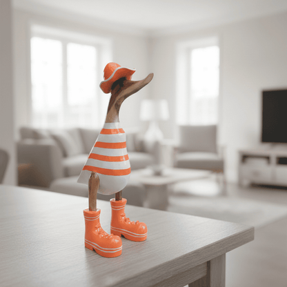 Ente aus Bambus in weiß mit orangen Streifen. Der Sonnenhut und die Turnschuh sind orange mit weißen Akzenten - Höhe ca. 25 cm.
Wunderschöne Deko aus Bambuswurzel. Jedes Teil handgefertigt und ein Unikat. Ein Hingucker für Drinnen und Draußen.
Ente mit Sonnenhut und Turnschuhen in orange - weiß
Farbe: natur / orange / weiß
Material: Bambus
Maße: Höhe 25 cm
Ursprung: Indonesien