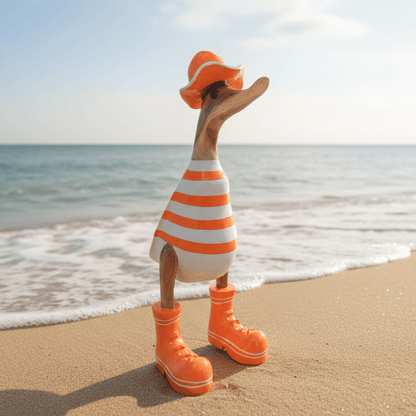 Ente aus Bambus in weiß mit orangen Streifen. Der Sonnenhut und die Turnschuh sind orange mit weißen Akzenten - Höhe ca. 25 cm.
Wunderschöne Deko aus Bambuswurzel. Jedes Teil handgefertigt und ein Unikat. Ein Hingucker für Drinnen und Draußen.
Ente mit Sonnenhut und Turnschuhen in orange - weiß
Farbe: natur / orange / weiß
Material: Bambus
Maße: Höhe 25 cm
Ursprung: Indonesien