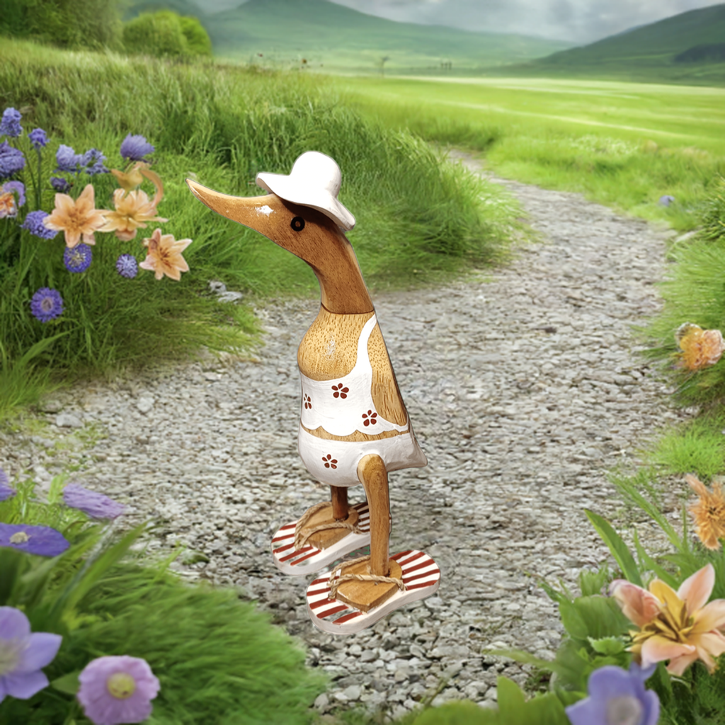 Kleid, mit Flip Flops und Sonnenhut - Höhe von 25 cm. Wunderschöne Deko aus Bambuswurzel. Jedes Teil handgefertigt und ein Unikat. Ein Hingucker für Drinnen und Draußen.