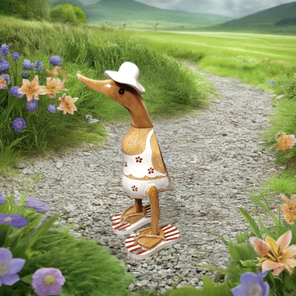 Kleid, mit Flip Flops und Sonnenhut - Höhe von 25 cm. Wunderschöne Deko aus Bambuswurzel. Jedes Teil handgefertigt und ein Unikat. Ein Hingucker für Drinnen und Draußen.