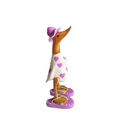Ente aus Bambus - mit lila Herzen, lila Flip Flops und Sonnenhut und einer Höhe von 25 cm. Wunderschöne Deko aus Bambuswurzel. Jedes Teil handgefertigt und ein Unikat. Ein Hingucker für Drinnen und Draußen