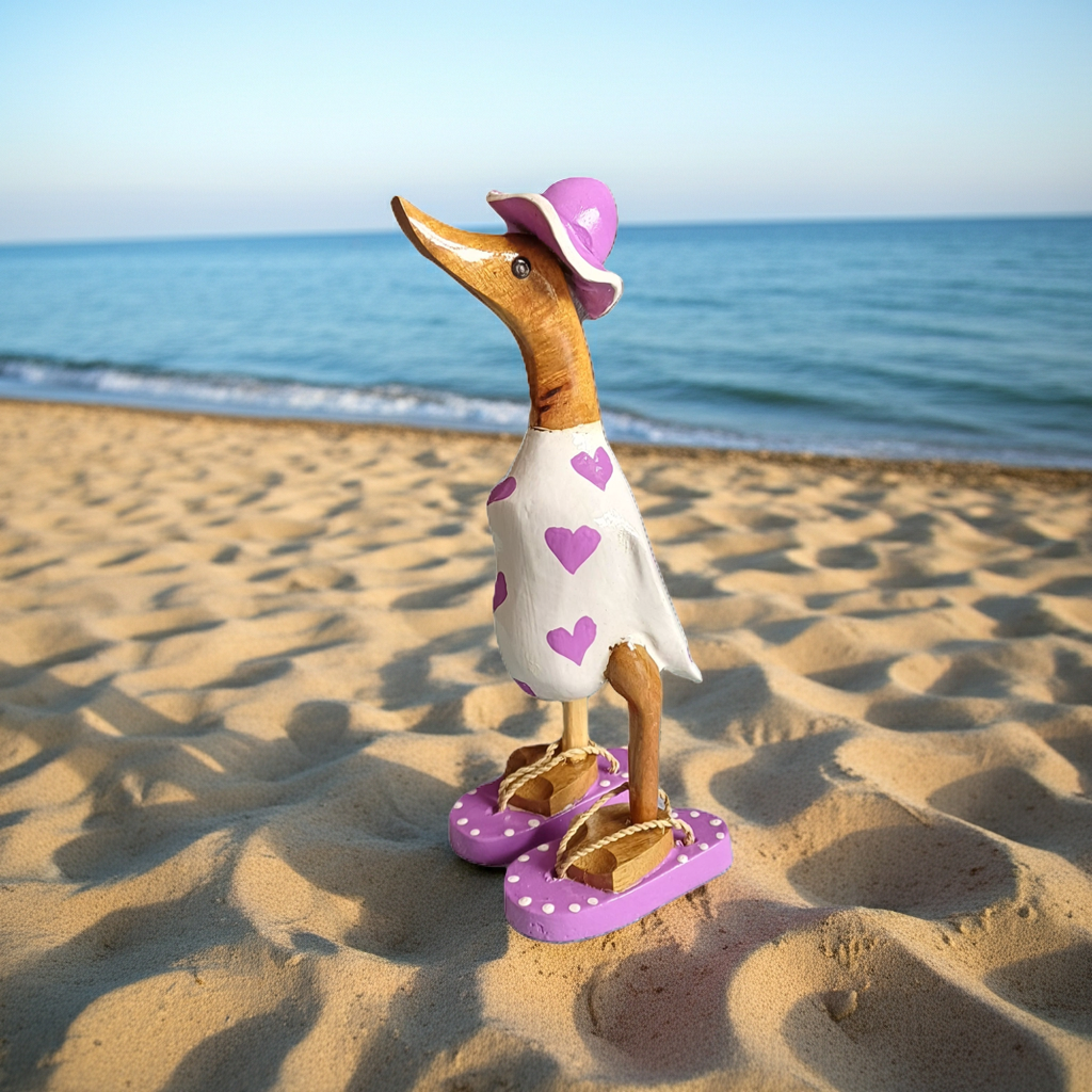 Ente aus Bambus - mit lila Herzen, lila Flip Flops und Sonnenhut und einer Höhe von 25 cm. Wunderschöne Deko aus Bambuswurzel. Jedes Teil handgefertigt und ein Unikat. Ein Hingucker für Drinnen und Draußen