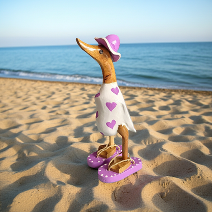 Ente aus Bambus - mit lila Herzen, lila Flip Flops und Sonnenhut und einer Höhe von 25 cm. Wunderschöne Deko aus Bambuswurzel. Jedes Teil handgefertigt und ein Unikat. Ein Hingucker für Drinnen und Draußen