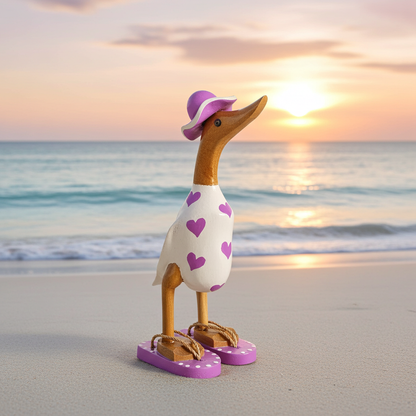 Ente aus Bambus - mit lila Herzen, lila Flip Flops und Sonnenhut und einer Höhe von 25 cm. Wunderschöne Deko aus Bambuswurzel. Jedes Teil handgefertigt und ein Unikat. Ein Hingucker für Drinnen und Draußen