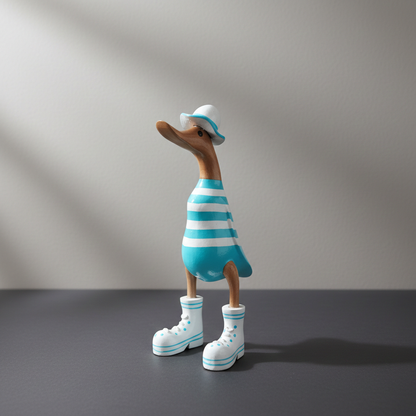 Ente aus Bambus in türkis mit weißen Streifen. Der Sonnenhut und die Turnschuh sind weiß, mit türkisen Akzenten - Höhe ca. 25 cm. 
Wunderschöne Deko aus Bambuswurzel. Jedes Teil handgefertigt und ein Unikat. Ein Hingucker für Drinnen und Draußen. 
Ente mit Sonnenhut und Turnschuhen in türkis - weiß
Farbe: natur / türkis / weiß
Material: Bambus
Maße: Höhe 25 cm
Ursprung: Indonesien