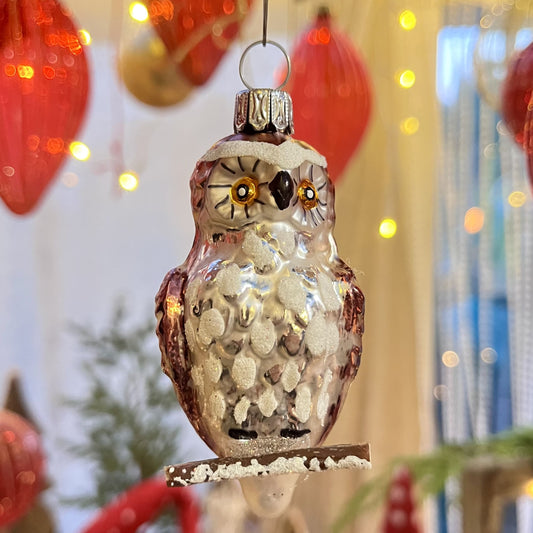 Diese Eule ist ein Meisterwerk traditioneller Glaskunst aus Lauscha / Thüringen – mundgeblasen und liebevoll von Hand gefertigt.
Als Teil unserer Kollektion ältester Hohlglas-Schmucktechniken ist dieses Stück nicht nur ein jährlicher Begleiter, sondern ein vererbbarer Schatz mit Wertsteigerung, der Generationen Freude bereitet