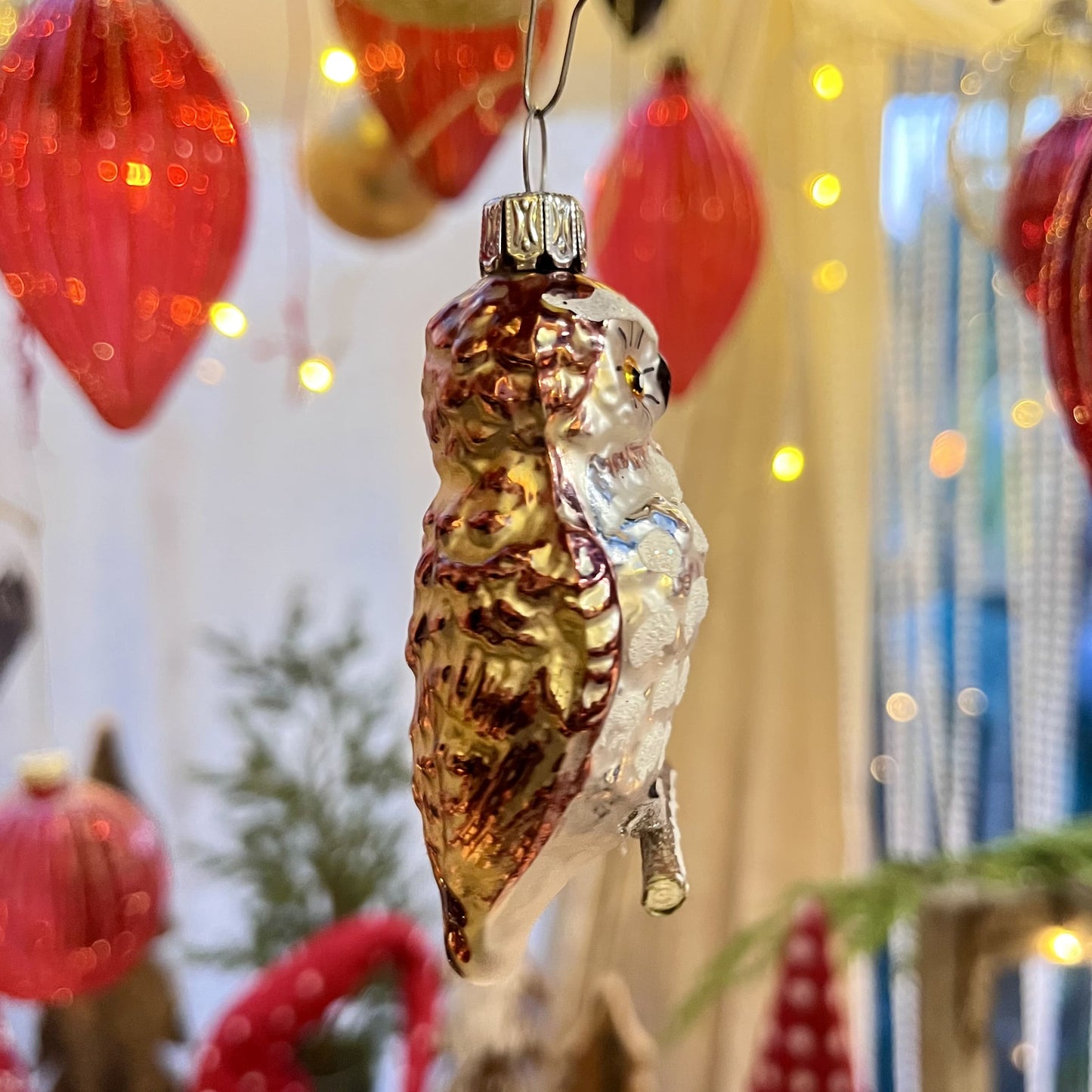 Diese Eule ist ein Meisterwerk traditioneller Glaskunst aus Lauscha / Thüringen – mundgeblasen und liebevoll von Hand gefertigt.
Als Teil unserer Kollektion ältester Hohlglas-Schmucktechniken ist dieses Stück nicht nur ein jährlicher Begleiter, sondern ein vererbbarer Schatz mit Wertsteigerung, der Generationen Freude bereitet