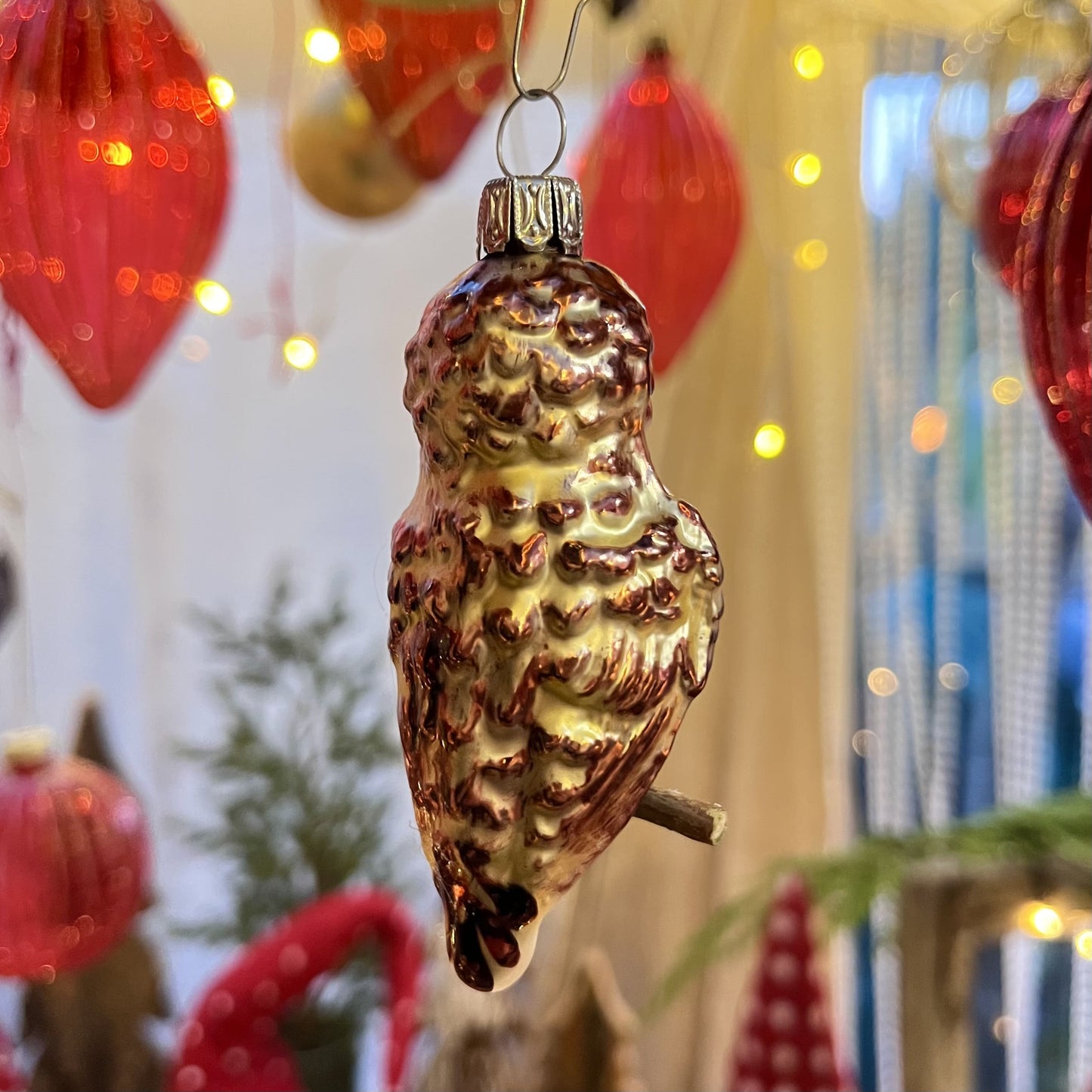 Diese Eule ist ein Meisterwerk traditioneller Glaskunst aus Lauscha / Thüringen – mundgeblasen und liebevoll von Hand gefertigt.
Als Teil unserer Kollektion ältester Hohlglas-Schmucktechniken ist dieses Stück nicht nur ein jährlicher Begleiter, sondern ein vererbbarer Schatz mit Wertsteigerung, der Generationen Freude bereitet