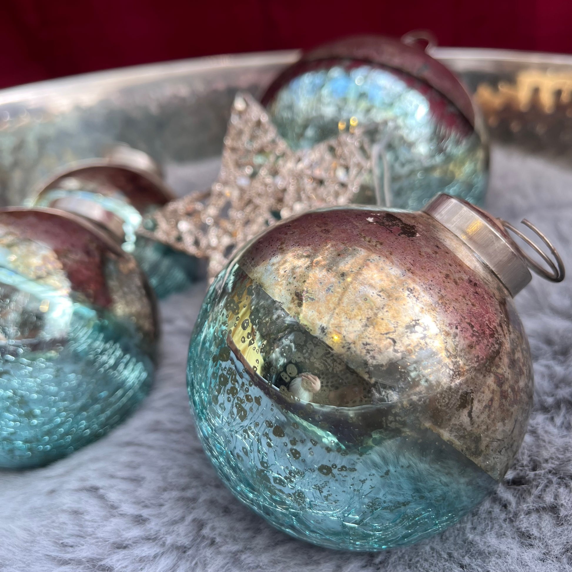 Dieses ausgewählte Set an Weihnachtskugeln ist ein wahres Unikat!
Es besteht aus 4 Glaskugeln und einem funkelnden Stern. Die Besonderheit: In dieser Kombination ist es nur einmal erhältlich. Der ursprüngliche Verkaufspreis im Ladengeschäft liegt bei 34,50€.
Maße: verschiedene Größen
Farben: Gold, Türkis, Silber
Material: Glas, Metall
Lieferumfang: 4 Christbaumkugeln in verschiedenen Größen + Stern