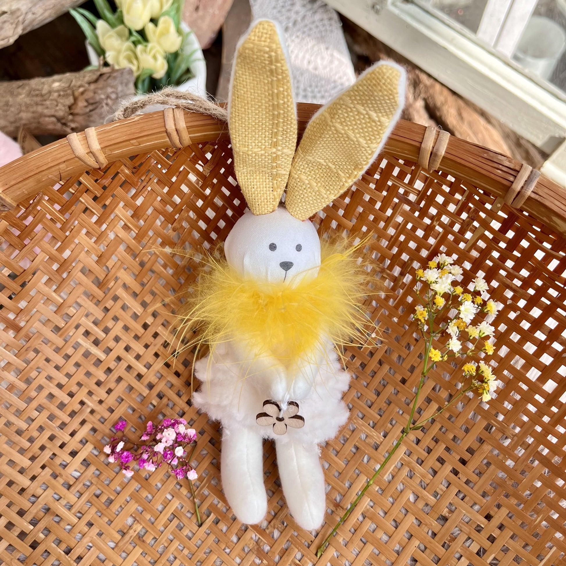 Diese beiden süßen Hasen haben eine Blume aus Holz in ihren Händen. Es gibt sie in 2 Ausführungen. Entweder mit gelben oder mit weißem Kleidchen.
Maße: Höhe ca 20 cm + Hänger
Material: Stoff, Filz, Holz
Farben: gelb, weiß
Lieferumfang: 1 Hase zum Hängen in der ausgesuchten Farbe