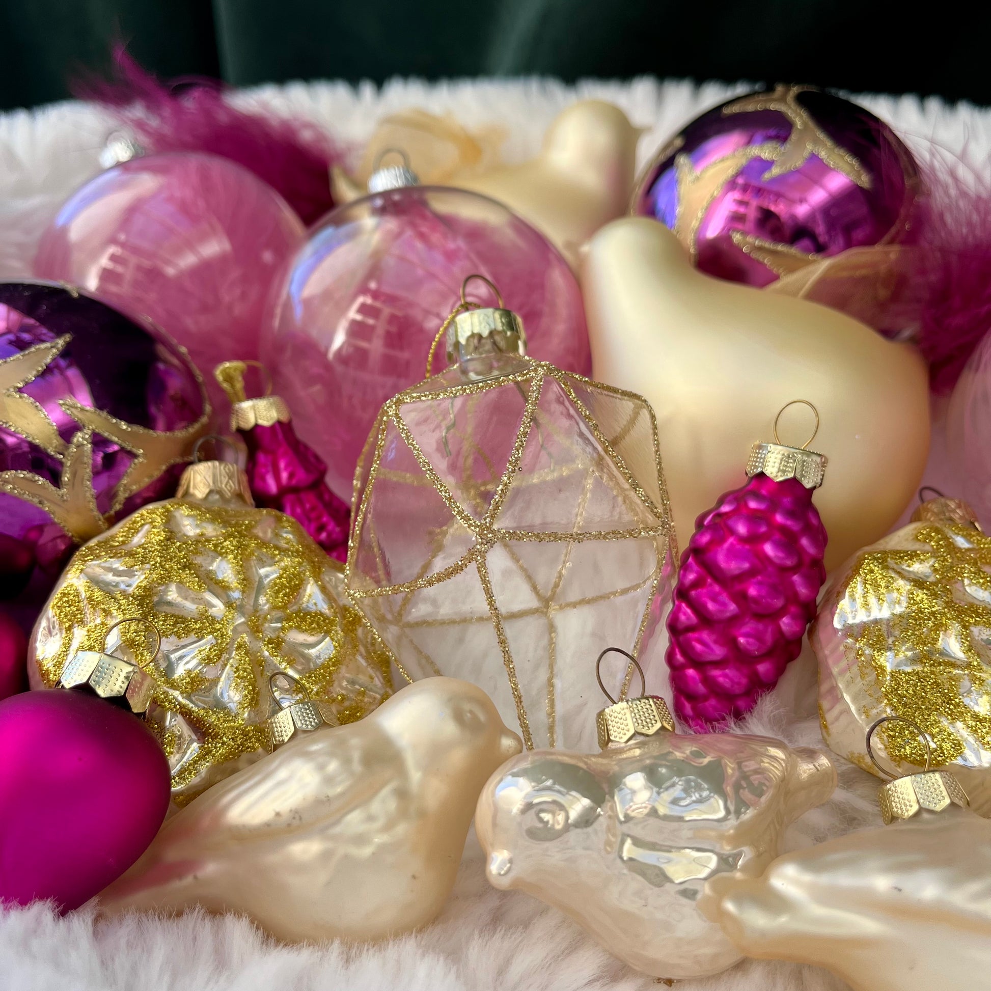 Dieses ausgewählte Set an Weihnachtskugeln ist ein wahres Unikat!
Es besteht aus 17 funkelnden Teilen in verschiedenen Formen und Variationen. Die Besonderheit: In dieser Kombination ist es nur einmal erhältlich. 
Der ursprüngliche Verkaufspreis im Ladengeschäft liegt bei 74,30€.
Maße: verschiedene Größen
Farben: Rosa, Pink, Gold, Creme
Material: Glas
Lieferumfang: 17 Christbaumkugeln in verschiedenen Größen